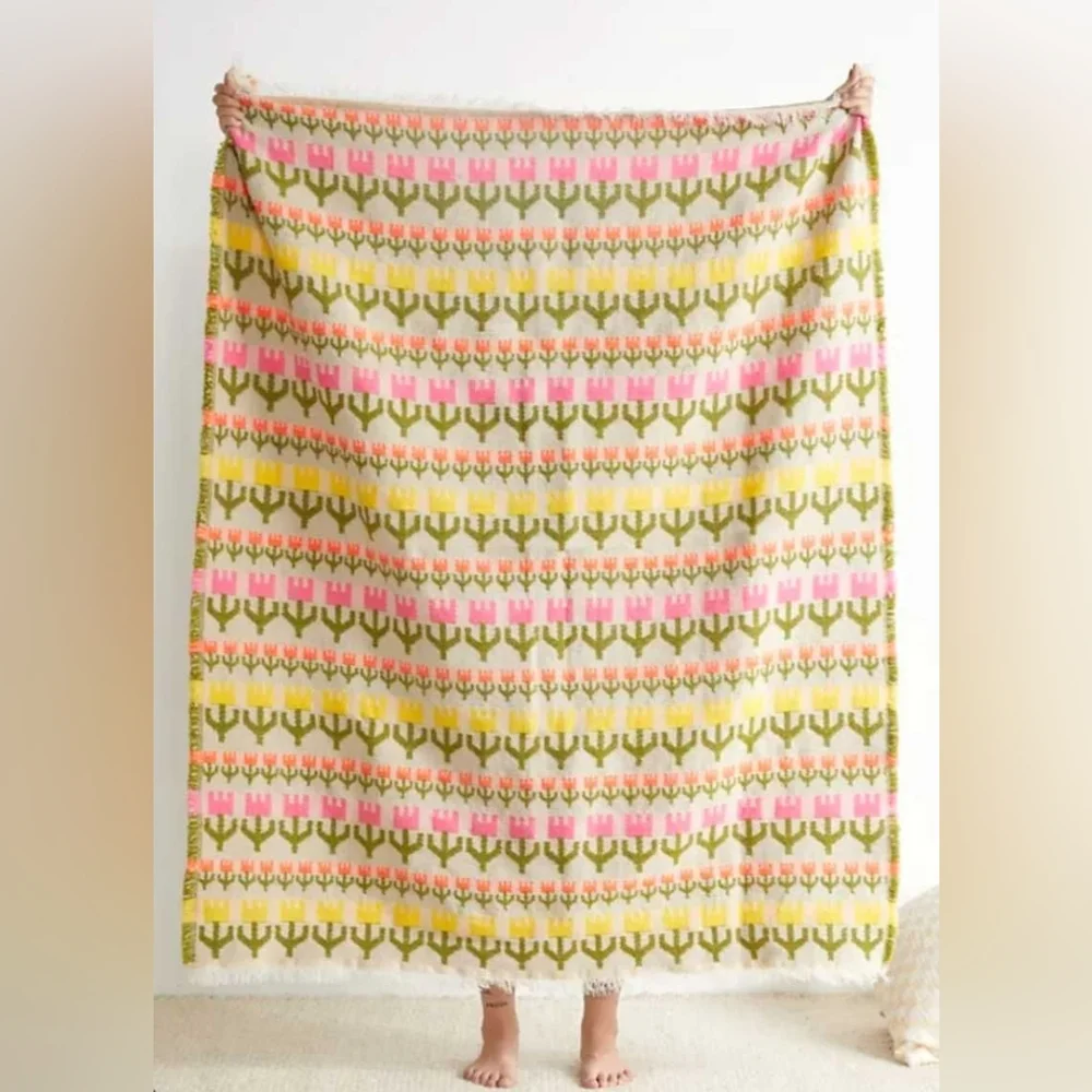 TULIP FIELD Throw Blanket by Urban Outfitters - Picture 2 of 9